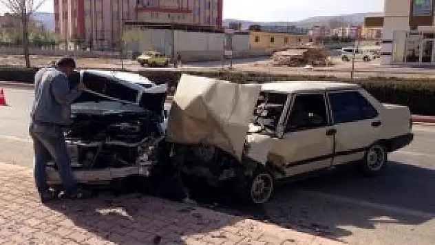 Konya'da iki otomobil çarpıştı: 6 yaralı