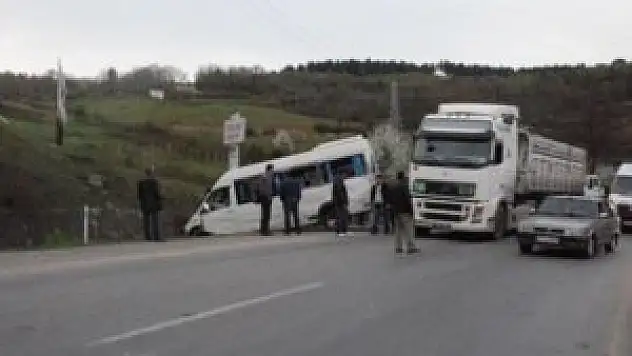 İşçi taşıyan minibüs tırla çarpıştı