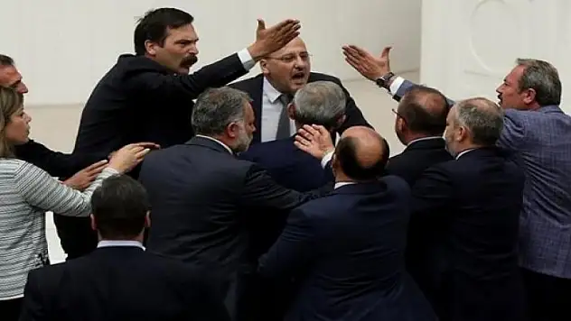 AK Parti'den Ahmet Şık'a 100 bin liralık dava