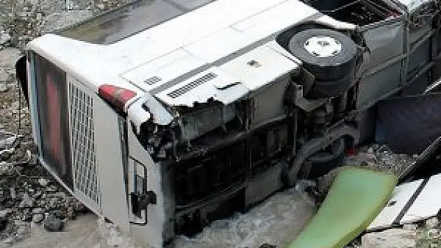 Otobüs uçuruma yuvarlandı: 30 ölü