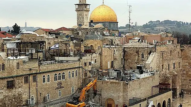 İsrail tarihi binaları yıkıyor