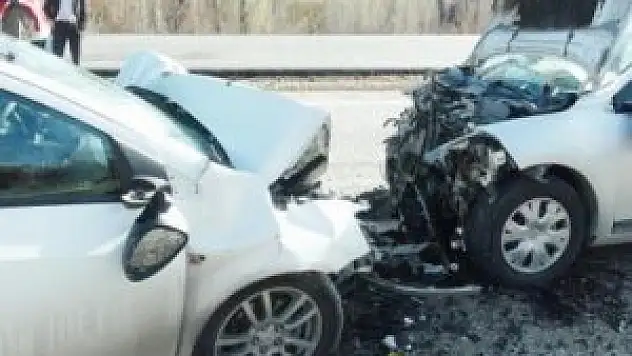 Konya'da otomobil ile hafif ticari araç çarpıştı: 8 yaralı