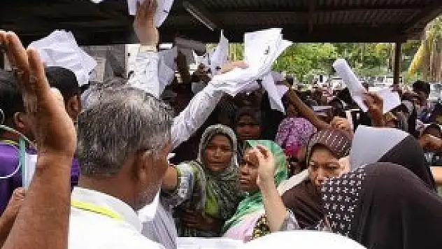 Budistler uluslararası yardım kuruluşlarına saldırdı
