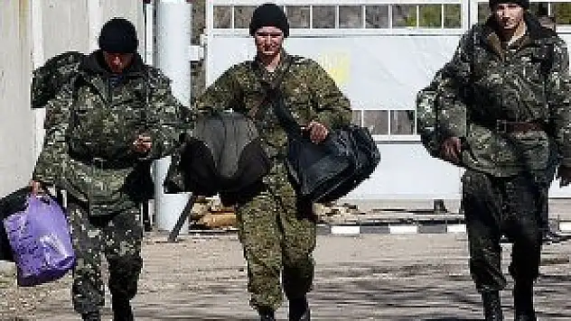 Ukraynalı askerler Kırım'ı boşaltıyor