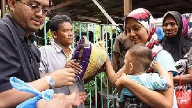 Budistler taşlarla yardım kuruluşlarına saldırdı