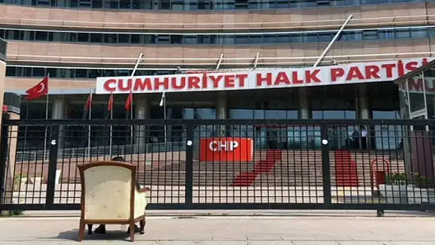 CHP Genel Merkezi önünde koltuklu eylem