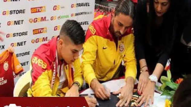 Galatasaraylı futbolcular Konya'da imza dağıttı