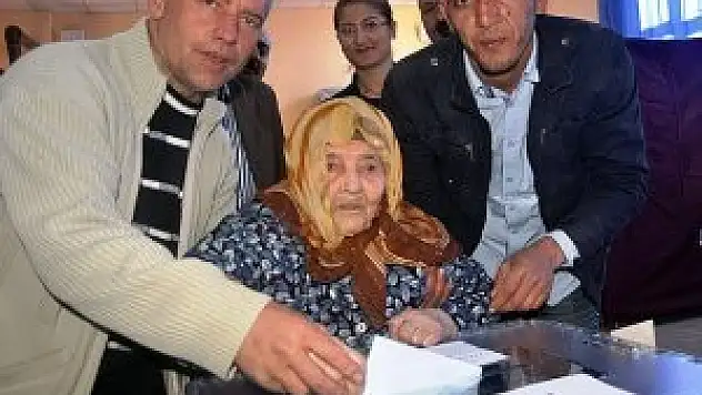 Son anda oy kullandı