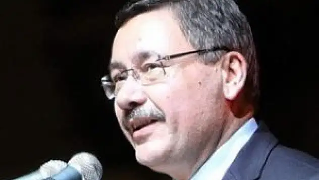 Melih Gökçek, gündeme ilişkin açıklamalarda bulunuyor.