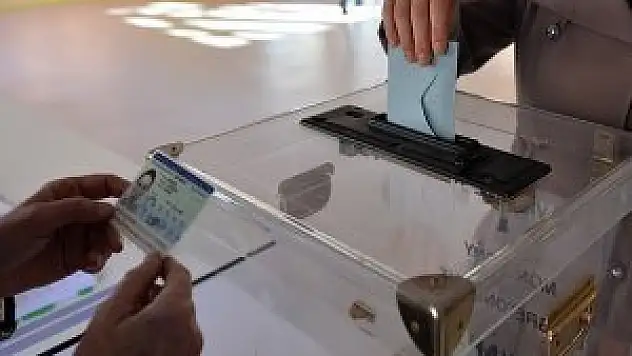 Fransa'da seçimin galibi merkez sağ