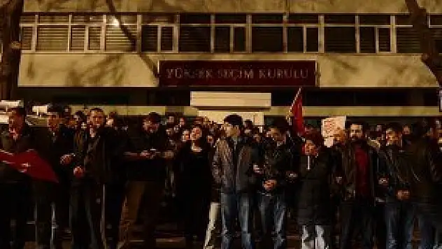 YSK önünde protesto