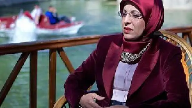 Metropol ilçede ilk başörtülü başkan