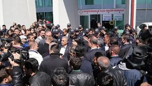 CHP'liler oy sayım merkezlerinin önünde toplandı