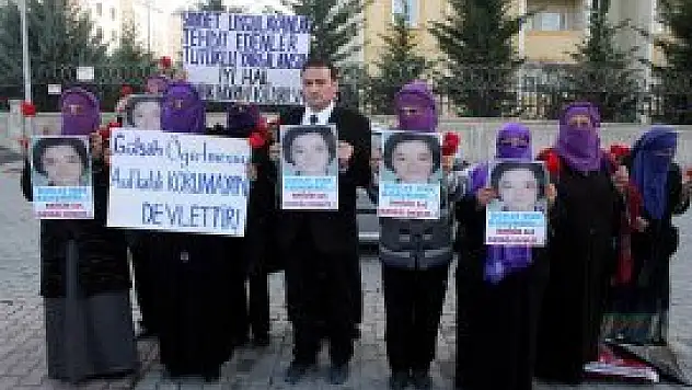 Gülşah öğretmenin anısına karanfil bıraktılar