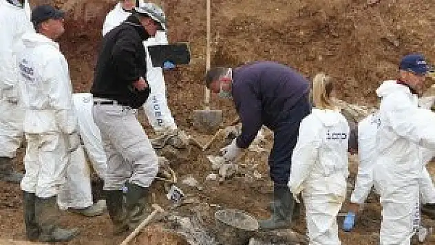 Boşnak anne oğullarının cesetlerine 22 yıl sonra ulaştı