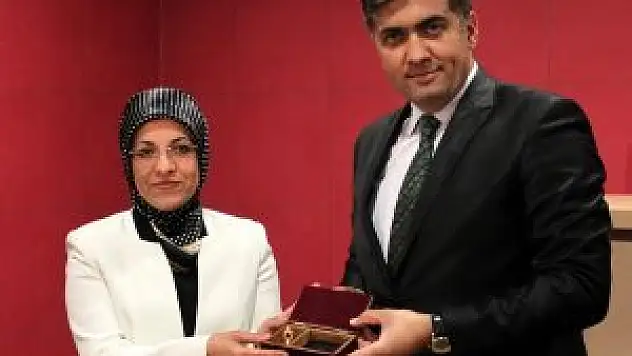 Serdar Kalaycı, Meram Belediyesi mührünü Fatma Toru'ya teslim etti