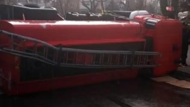 İtfaiye aracı devrildi : 1 ölü, 1 yaralı