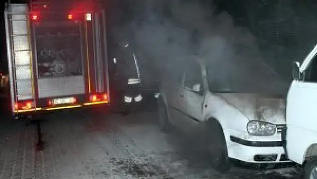 Park halindeki otomobil yandı