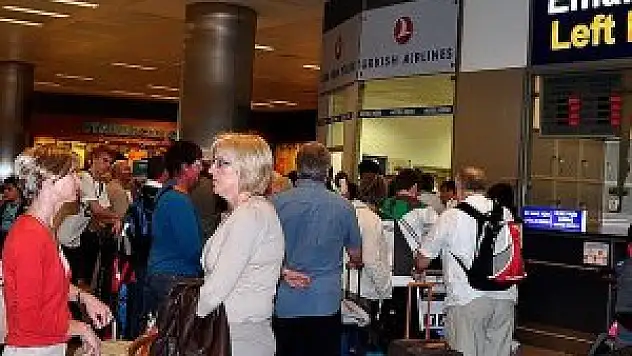 Uçak ve yolcu trafiği arttı