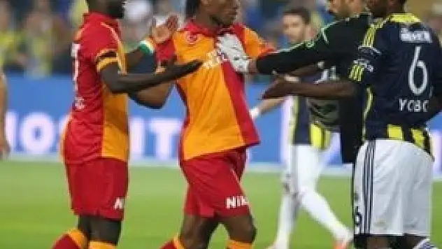 Derbide hakemin eli cebinde