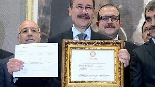 Melih Gökçek mazbatasını aldı