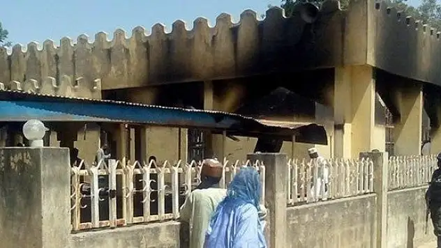 Camiye saldırıp Müslümanları katlettiler