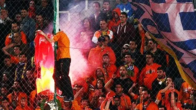 Rum derbisinde Türk bayrağı yaktılar!