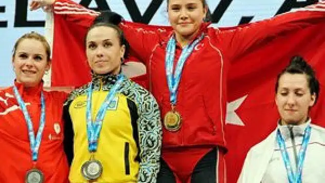 Ayşegül Çoban Selçuk'un halterdeki gururu oldu