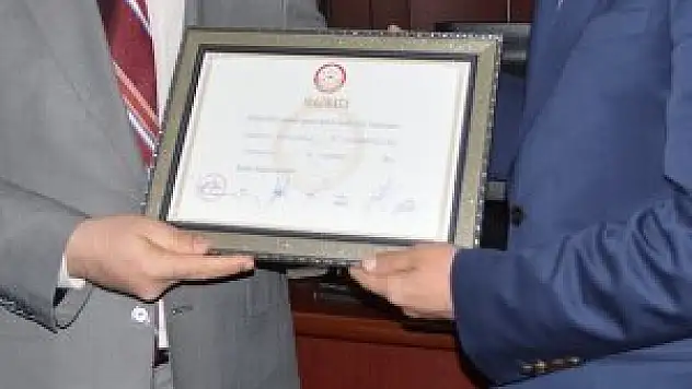 Belediye başkanları mazbatalarını alıyor