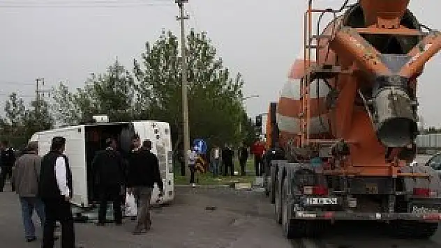 Servis aracı ile beton mikseri çarpıştı