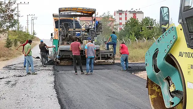 Beyşehir'de sıcak asfalt çalışmaları sürüyor