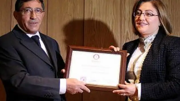 Fatma Şahin mazbatasını aldı