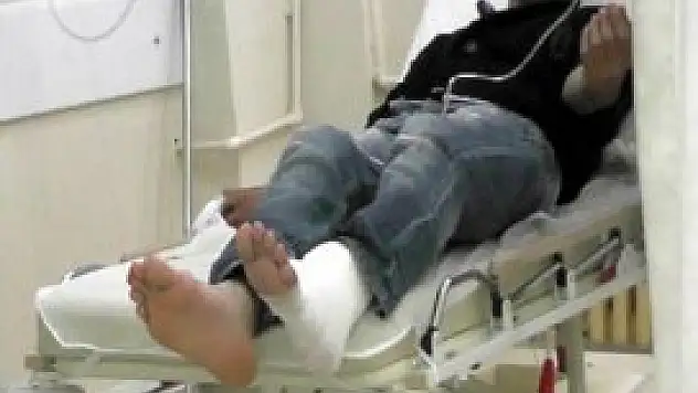 Odun yerine ayağını kesti