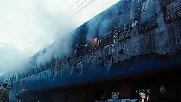 Pakistan'da yolcu treninde patlama: 12 ölü