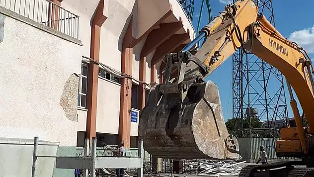 Konya Atatürk Stadı'nın yıkımına başlandı
