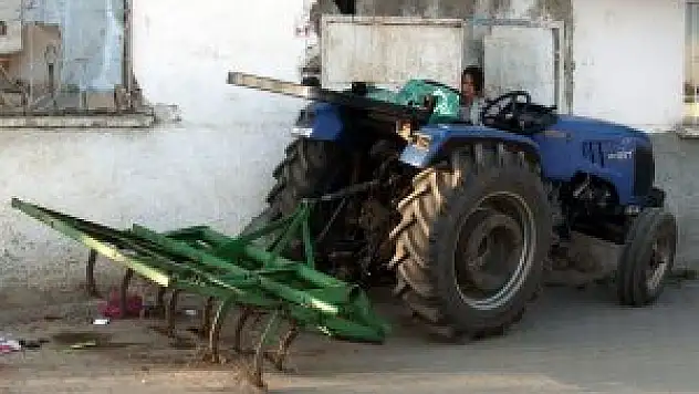 Eskişehir'de traktörün altında kalan çocuk öldü