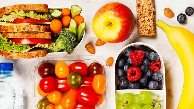 Beslenme çantasına peynirli sandviç ve havuç koyun!