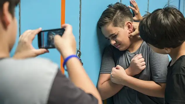 Okullardaki akran zorbalığı siber zorbalığa dönüşüyor