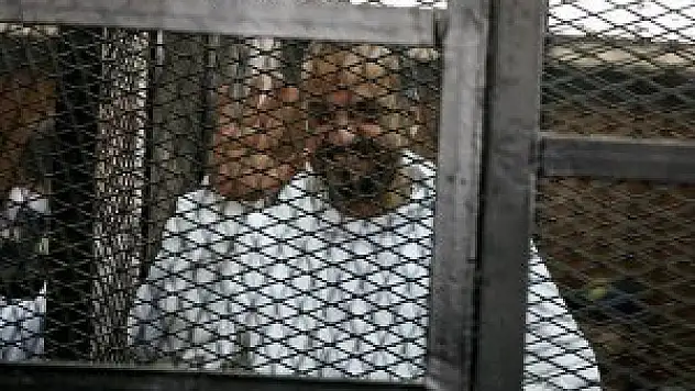 Oğlunu demir kafesin ardında da olsa ilk defa görecek