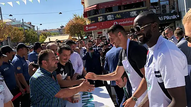 Konyasporlu futbolcular aşure dağıttı