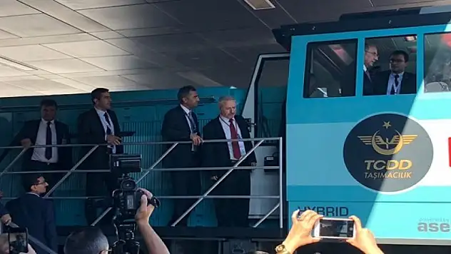 İlk yerli hibrit lokomotif görücüye çıktı