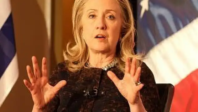 Hillary Clinton'a ayakkabı fırlatıldı