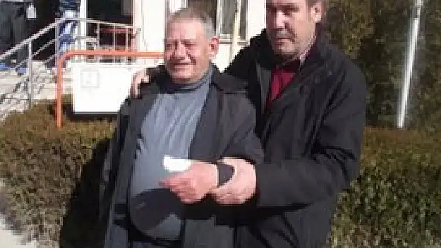 Keserle odun parçalarken parmağını kopardı