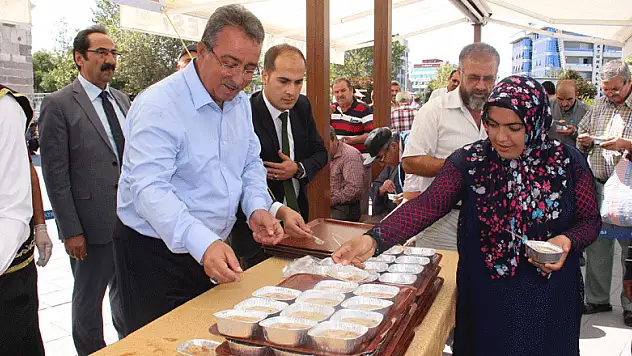 Karatay, geleneksel aşure ikramı gerçekleştirdi