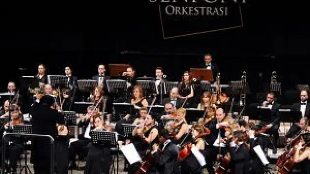 Ünlü orkestra şefi Rahbari, Antalya'da orkestra yönetti