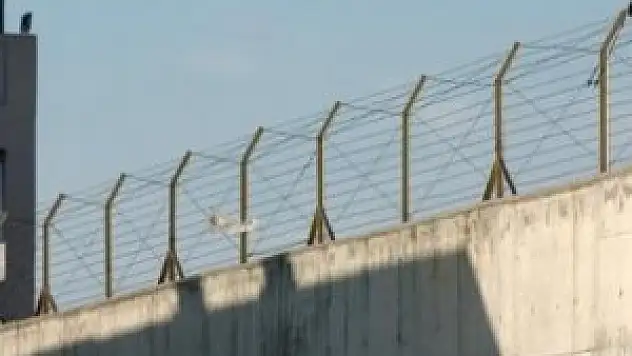 Cani tek kişilik koğuşta