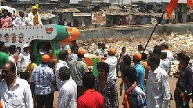 Hindistan'da seçimlere kan bulaştı