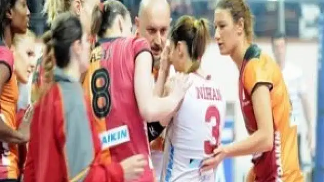 Galatasaray taraftarı kendi oyuncusunu yaraladı