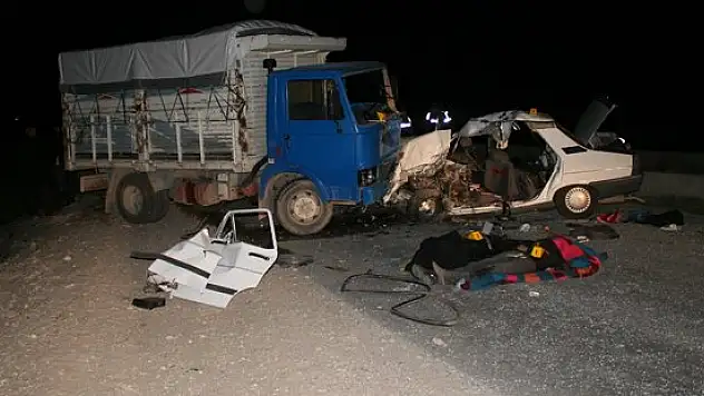 Konya'da kamyon ile otomobil çarpıştı: 4 ölü, 5 yaralı