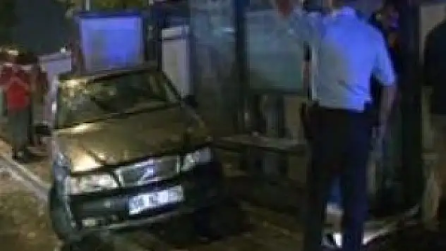 Otomobil, otobüs durağına girdi: 2 ölü, 2 yaralı